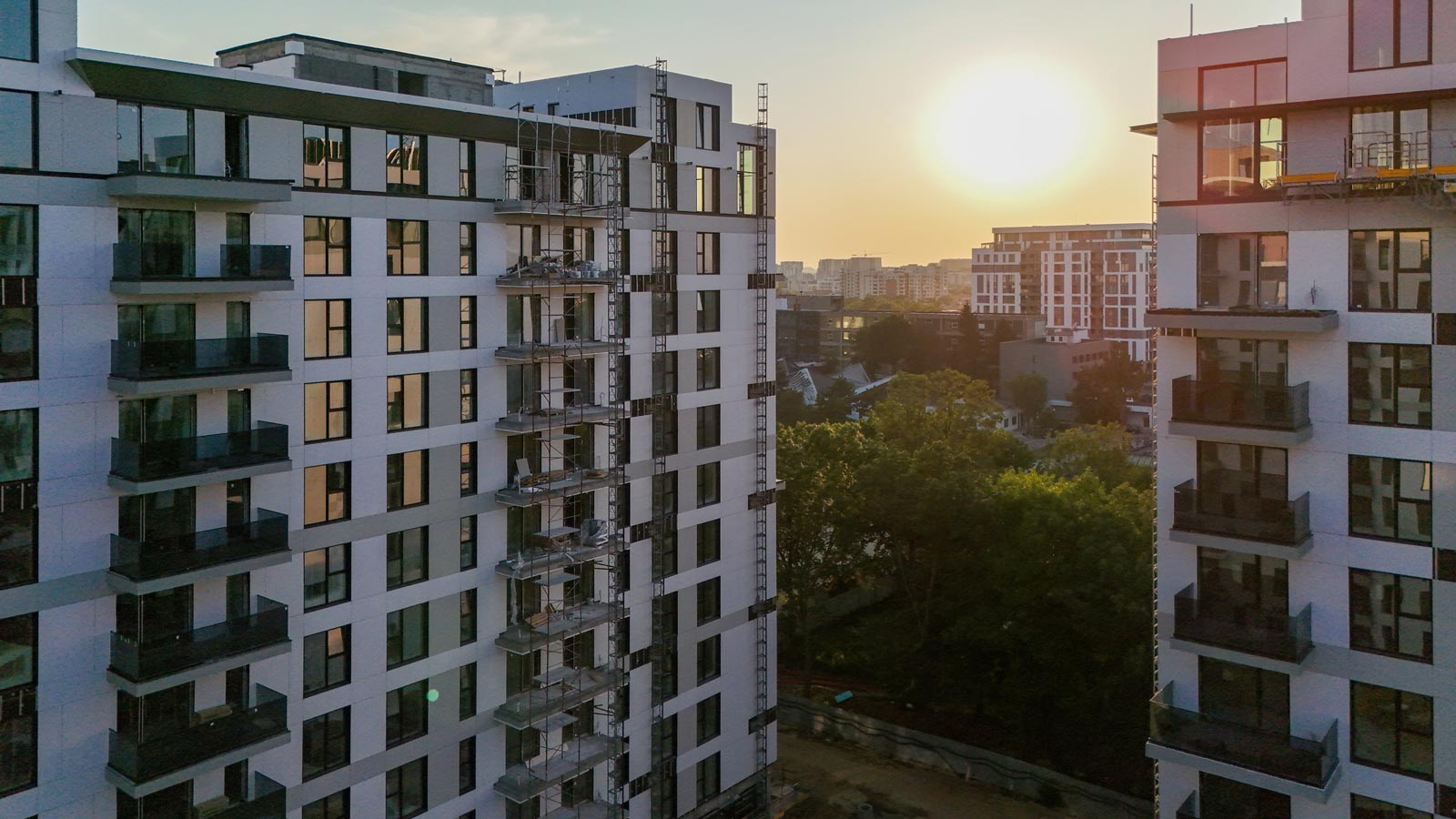 Fațade Nusco City la apus